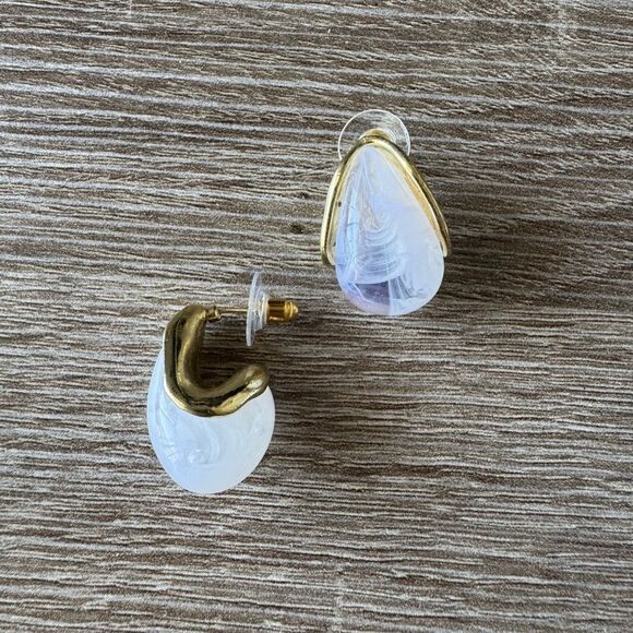 Elegant White Teardrop Earrings A1299 - Picture 2 of 3